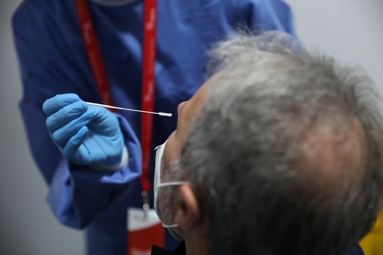 Un sanitario realiza un test de antígenos a un trabajador en la estación de tren de Atocha. Marta Fernández   Europa Press