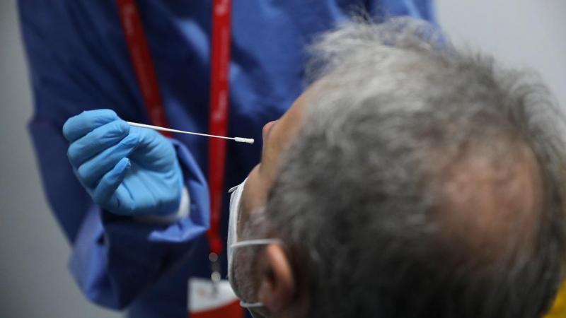 Un sanitario realiza un test de antígenos a un trabajador en la estación de tren de Atocha. Marta Fernández   Europa Press