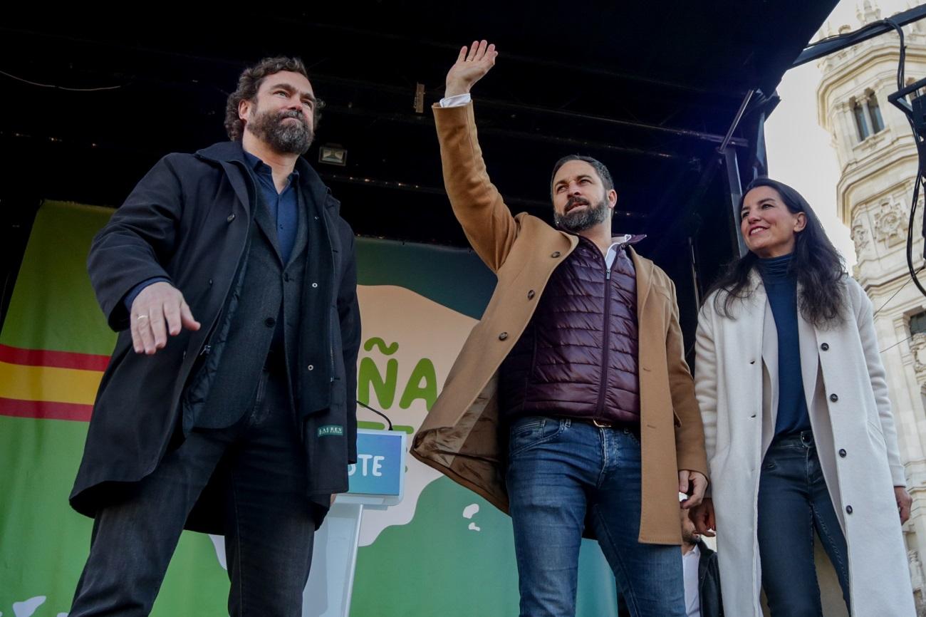 Iván Espinosa de los Monteros (izquierda), Santiago Abascal y Rocío Monasterio en una imagen de archivo. Fuente: Europa Press.