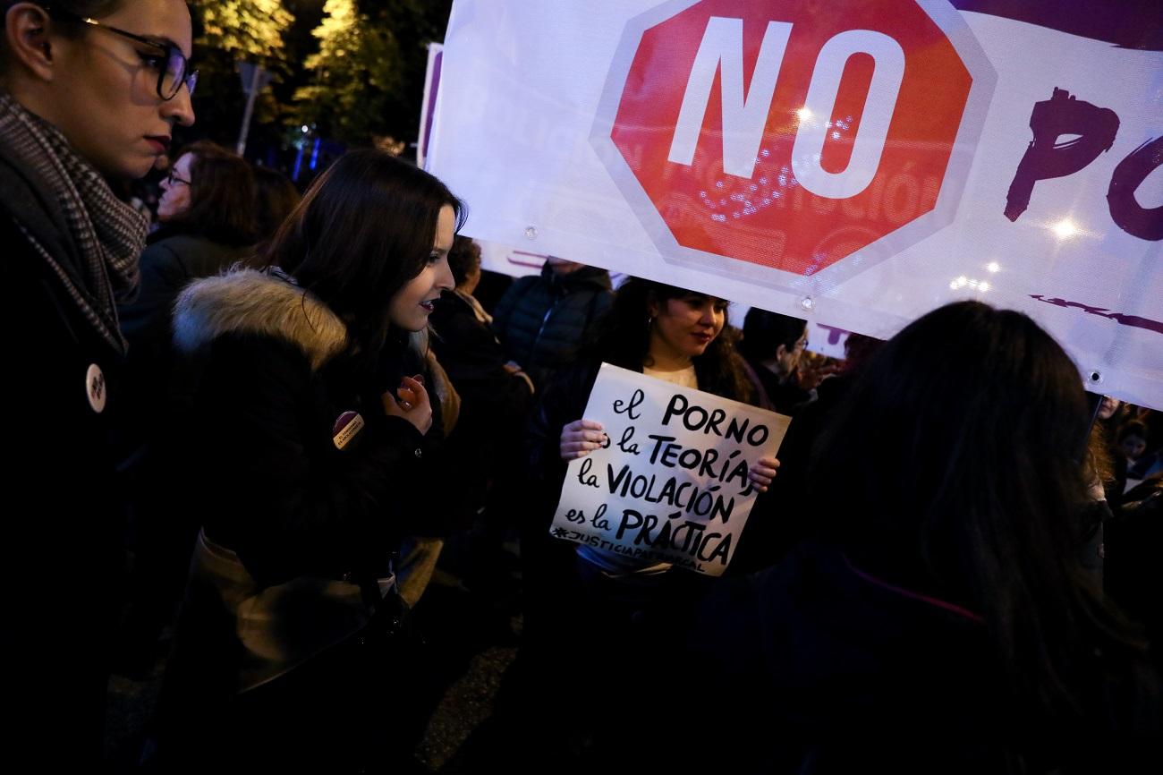 Una mujer sostiene un cartel en el que se lee 'El porno es la teoría, la violación es la práctica'. Fuente: Europa Press.