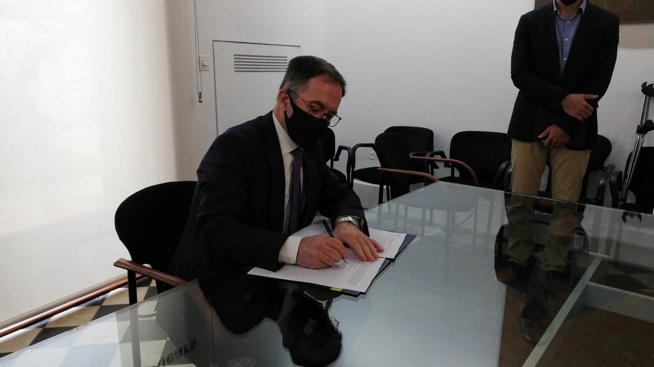 El conseller de Movilidad y Vivienda, Josep Marí, firma la primera resolución de expropiación de viviendas de grandes propietarios en Baleares. Europa Press