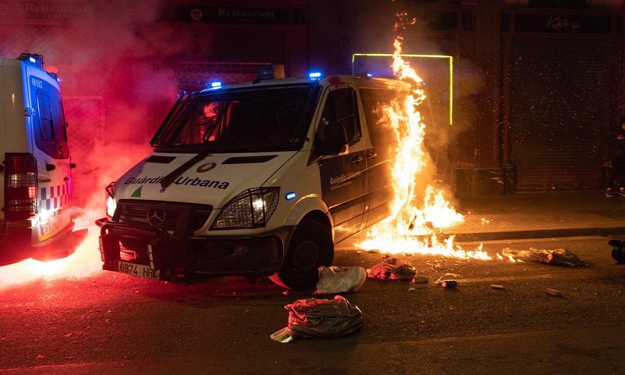 Furgón de la Guardia Urbana en llamas durante una jornada de protestas por la detención de Pablo Hasel