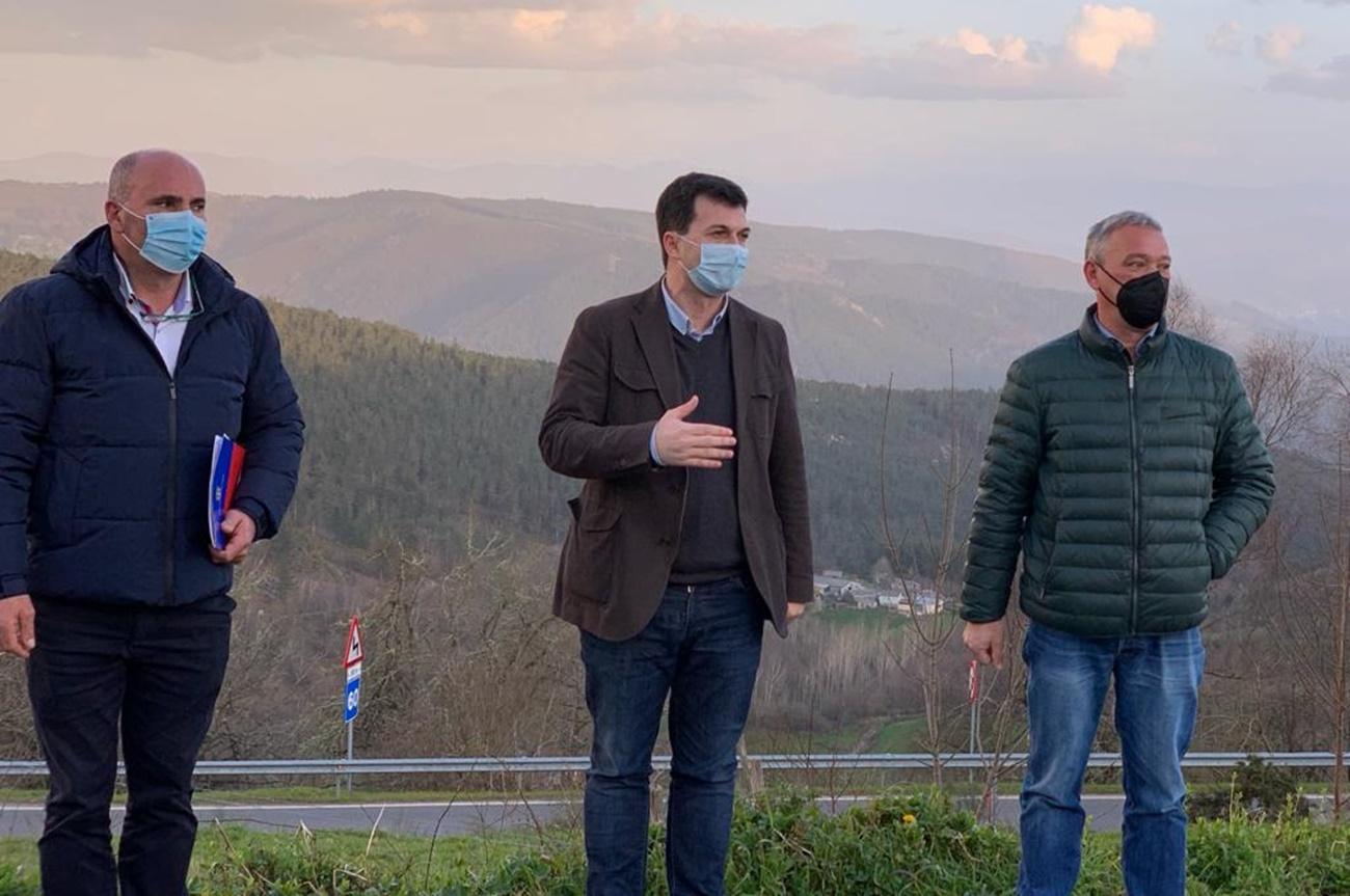 Gonzalo Caballero (en el centro) hoy durante su visita a A Fonsagrada (Foto: PSdeG).