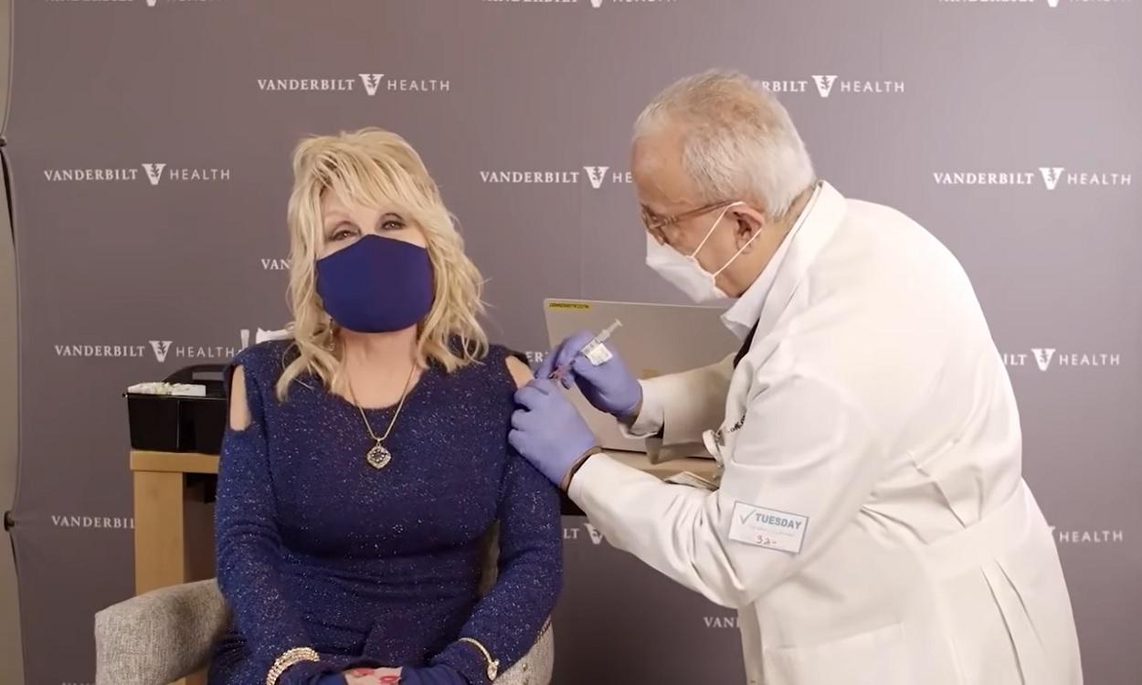 Dolly Parton se pone la vacuna contra el coronavirus. Youtube