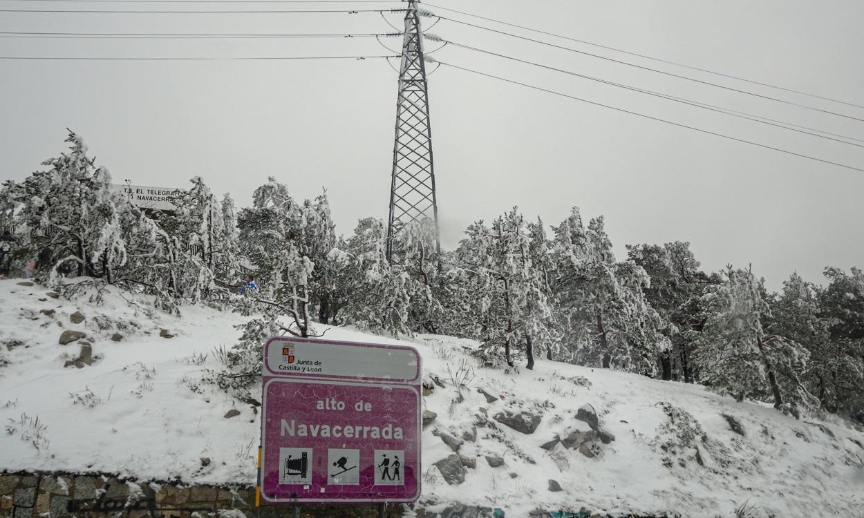 Señal que indica el alto de Navacerrada en el que hay pistas de esquí, rutas para hacer senderismo y miradores. EP
