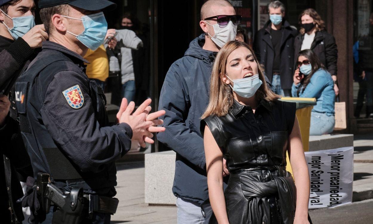 La joven falangista, Isabel Peralta, durante una manifestación contra la privatización de la Sanidad. EP.