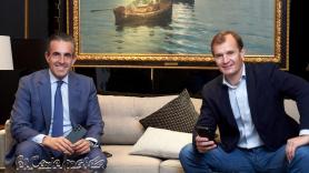 Víctor del Pozo (El Corte Ingles) y Meinrad Spenger (Grupo MasMovil) durante la firma del acuerdo
