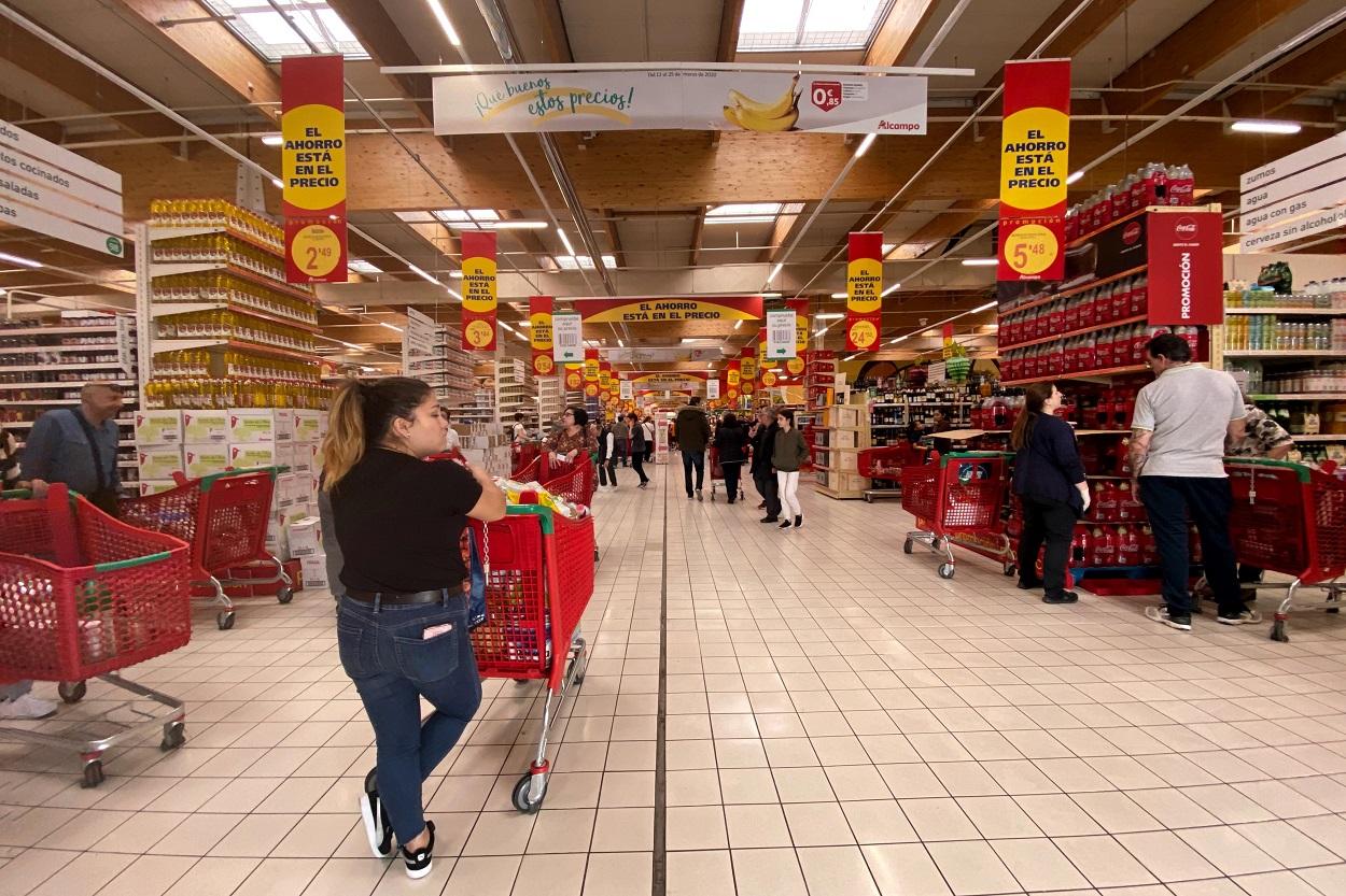 Una mujer haciendo la compra durante el estado de alarma. Europa Press