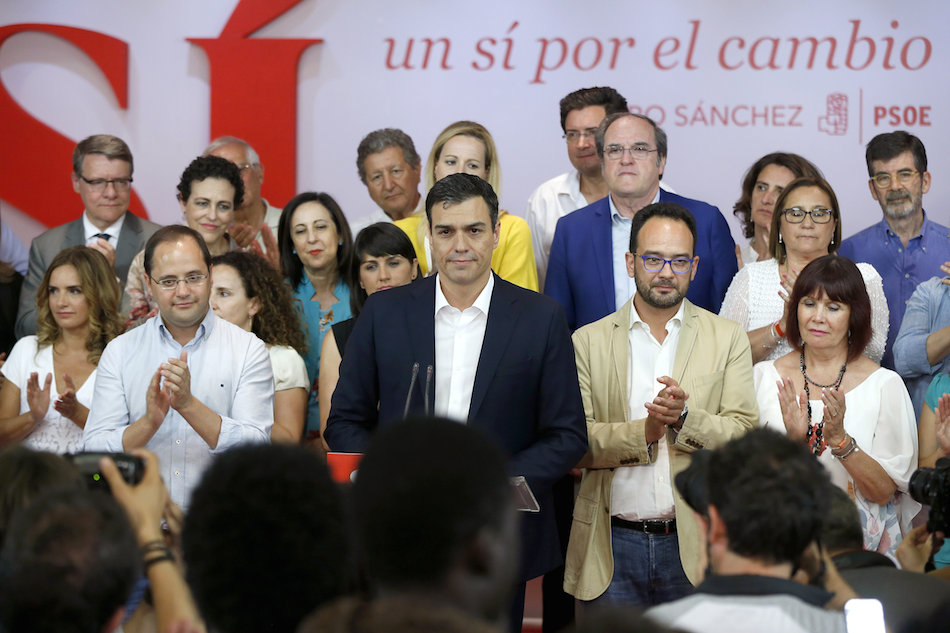 El secretario general del PSOE, Pedro Sánchez (centro), acompañado de otros dirigentes del partido, durante una comparecencia ante los medios de comunicación.