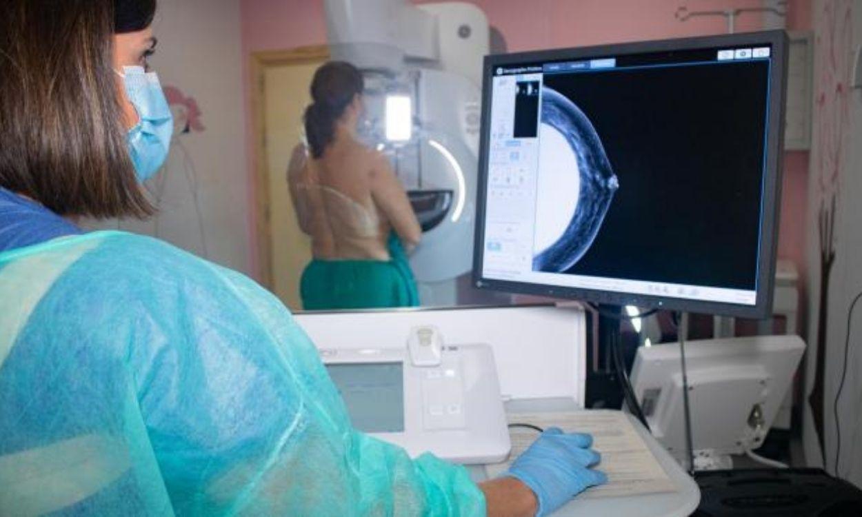 Realización de una mamografía en un centro sanitario. EP