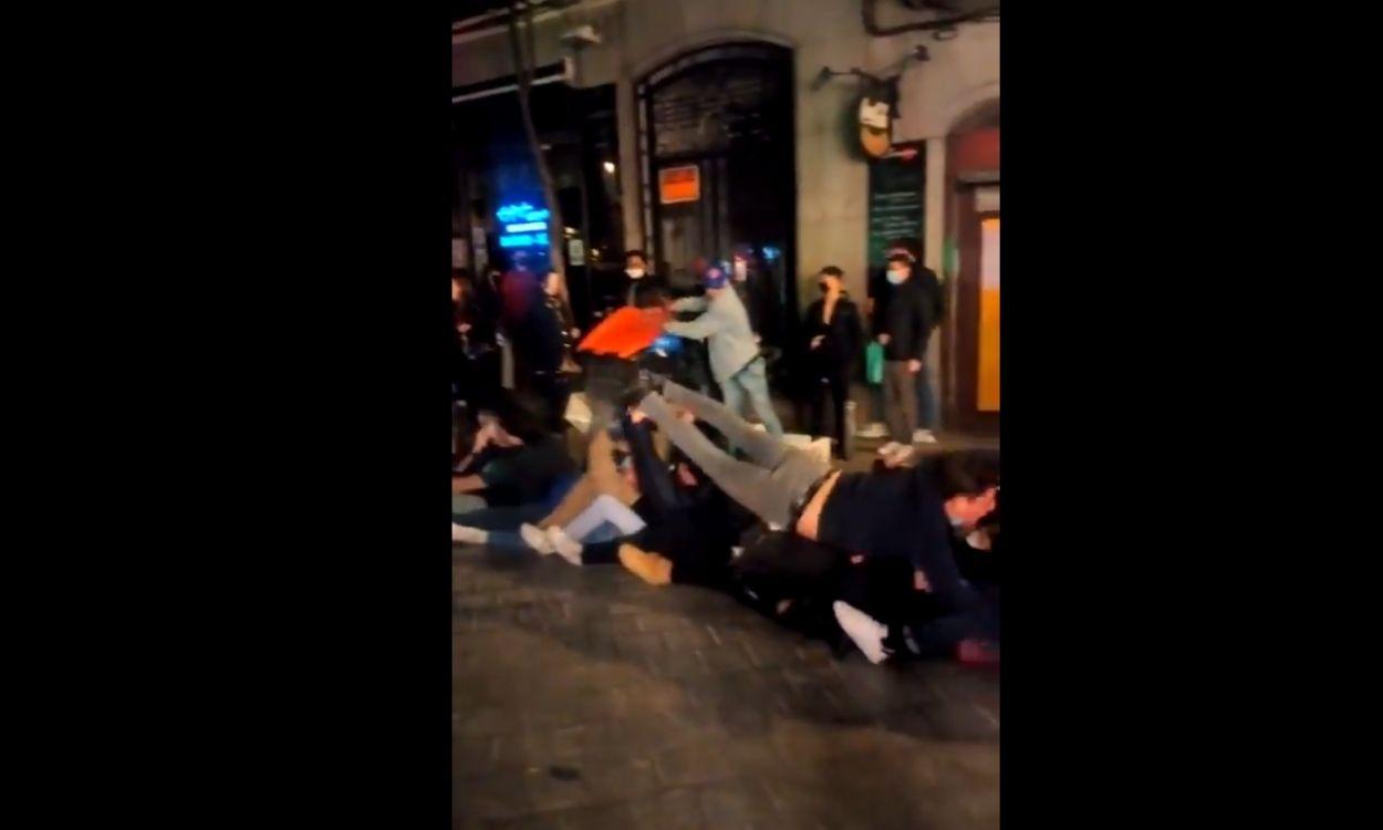 Vídeo viral de unos jóvenes jugando tras el toque de queda en Madrid. Twitter.