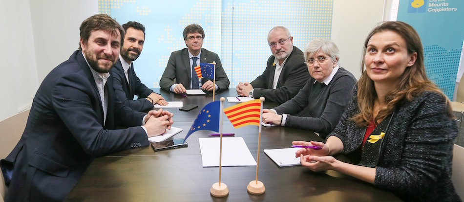 El expresidente de la Generalitat Carles Puigdemont (c) y el presidente del Parlamento autónomo, Roger Torrent (2i), junto a los exconsejeros Clara Ponsatí (2d) y Lluís Puig (3d) -ambos de JxC- y Meritxell Serret (d) y Toni Comín (i) -ambos de ERC-, duran