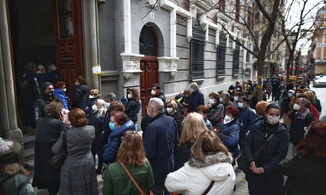 Largas colas de feligreses llegan a la Parroquia de Jesús de Medinaceli que por segundo año suspende el tradicional besapiés por riesgo de contagio de coronavirus, en Madrid (España) a 5 de marzo de 2021
