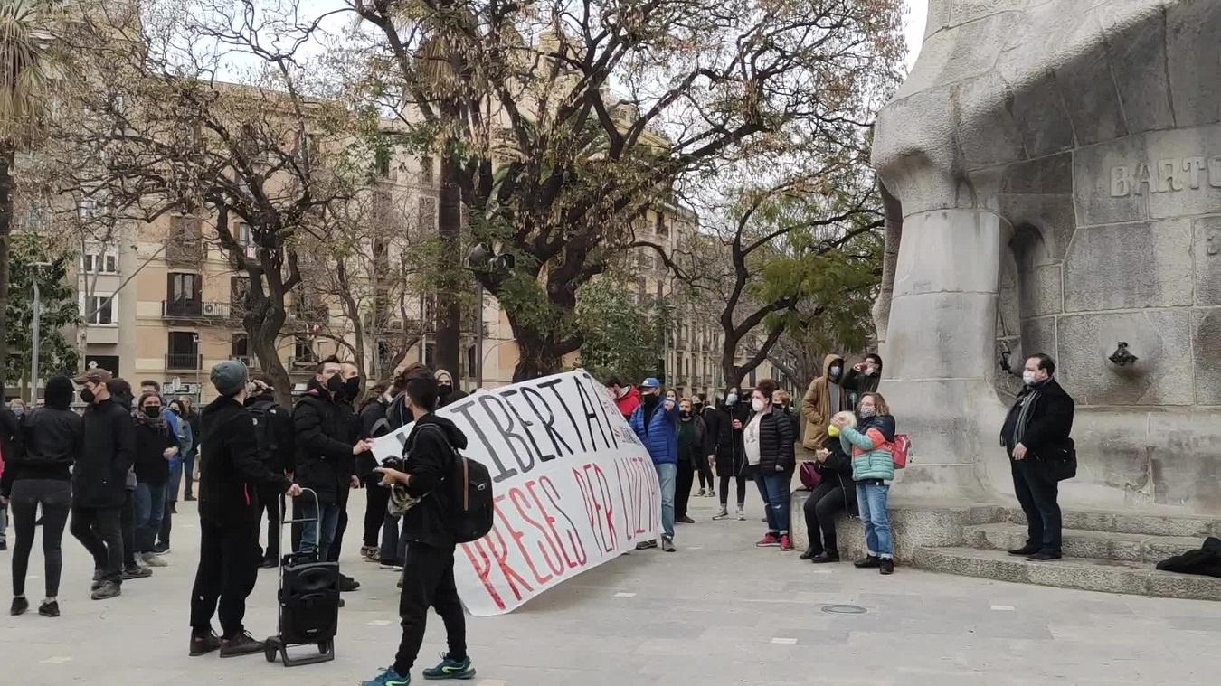 Unos 500 manifestantes en Barcelona claman a favor de Hasel y lanzan objetos a los Mossos