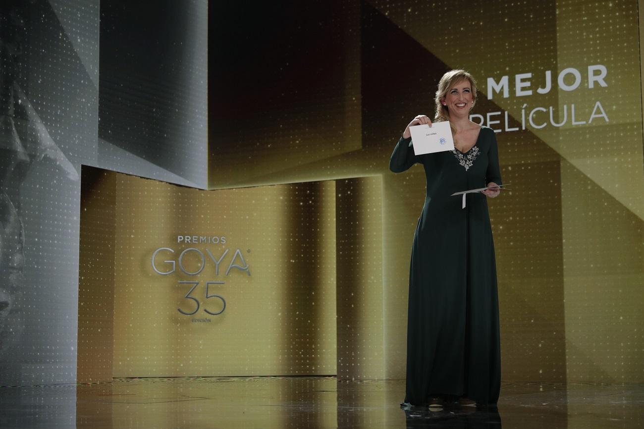 La enfermera Ana María Ruiz anuncia el Goya a Mejor Película para 'Las niñas'. Fuente: Europa Press.