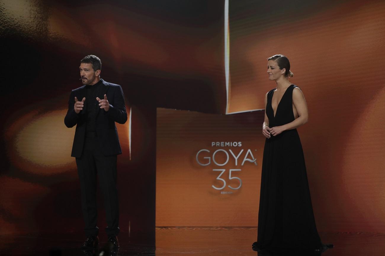 Los presentadores de los Goya Antonio Banderas y María Casado. Fuente: Europa Press.