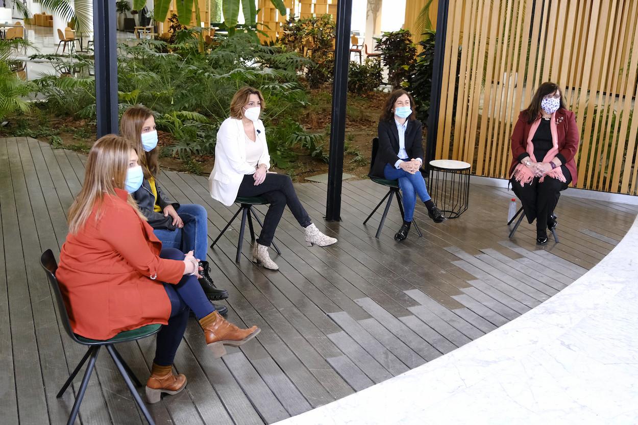 Susana Díaz (en el centro) en un encuentro sobre feminismo organizado por el PSOE con motivo del 8M.