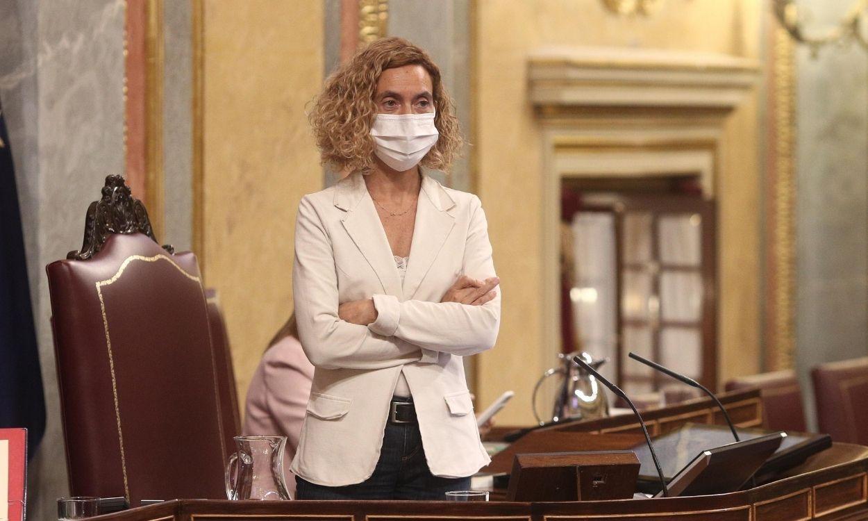 Imagen de archivo de la presidenta del Congreso de los Diputados, Meritxell Batet, de pie en el Hemiciclo. Europa Press.