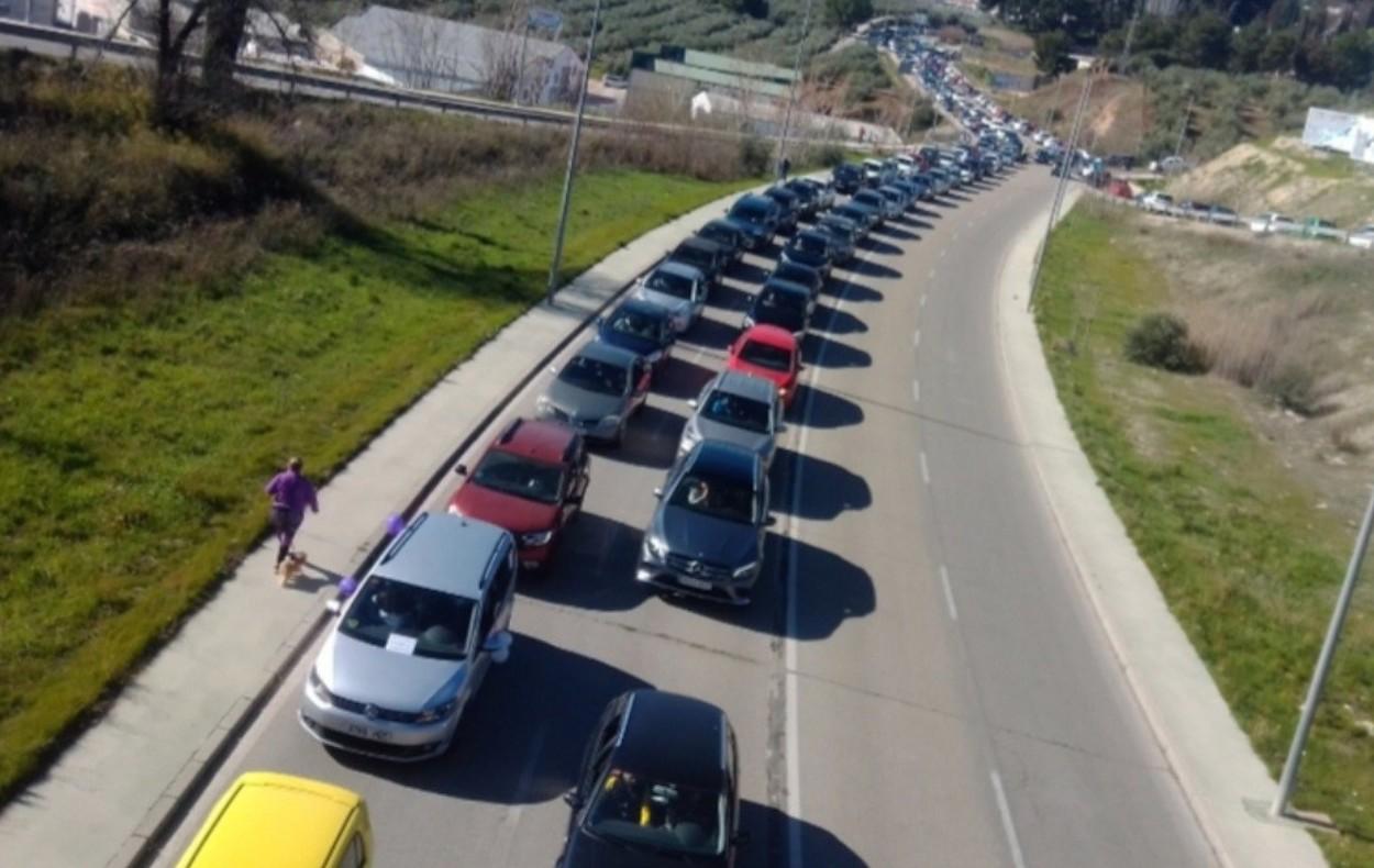 Caravana de coches ayer en la Autovía del Sur, a su paso por Jaen. JAÉN MERECE MÁS 