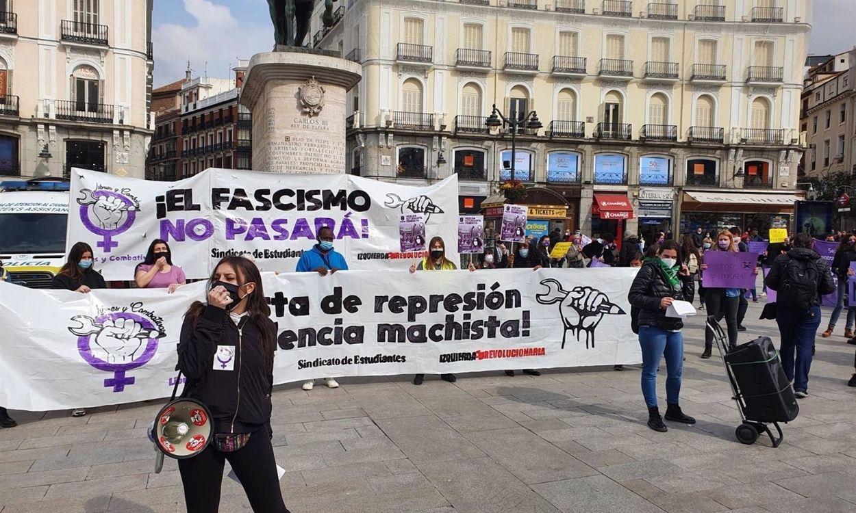 Un grupo de estudiantes se concentra en la Puerta del Sol para reivindicar un  8M sin mordazas . Europa Press.