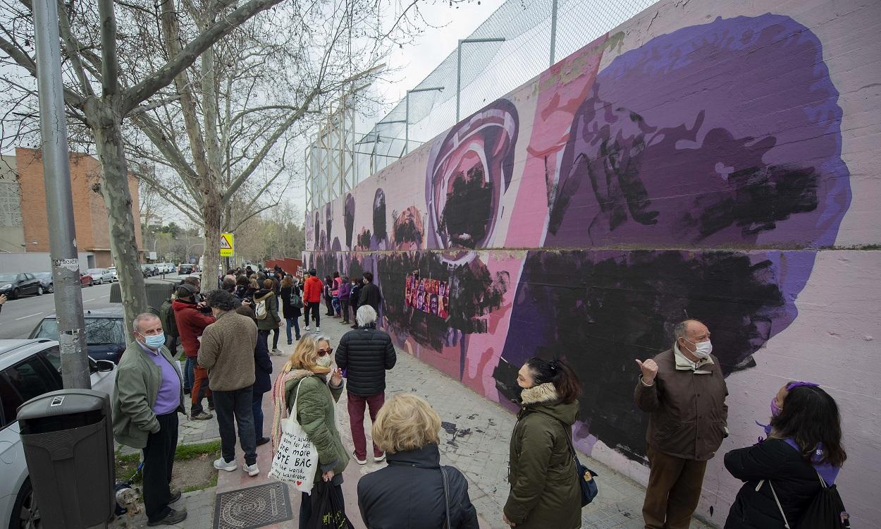 Decenas de personas se manifiestan tras el ataque al mural de Ciudad Lineal