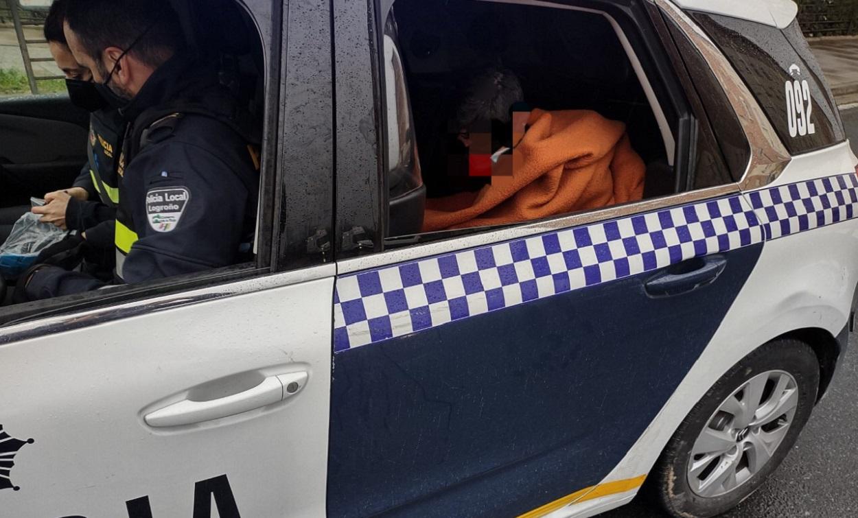 El detenido por apuñalar su expareja en el coche de la Policía Local. Europa Press