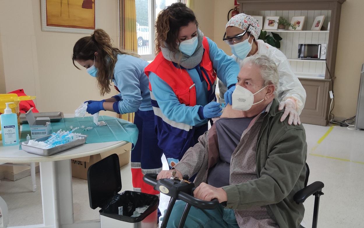 Trabajadoras sanitarias y personal de residencia durante la vacunación. Europa Press