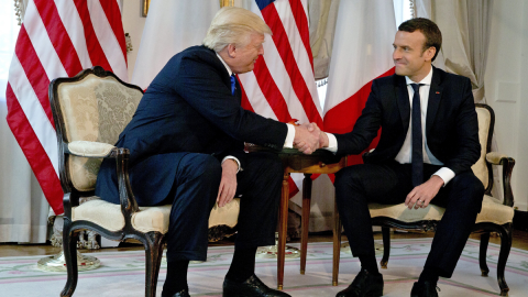 Trump se mofa de Macron y dice que "su mujer lo trata fatal": "Se está recuperando del derechazo en la mandíbula"