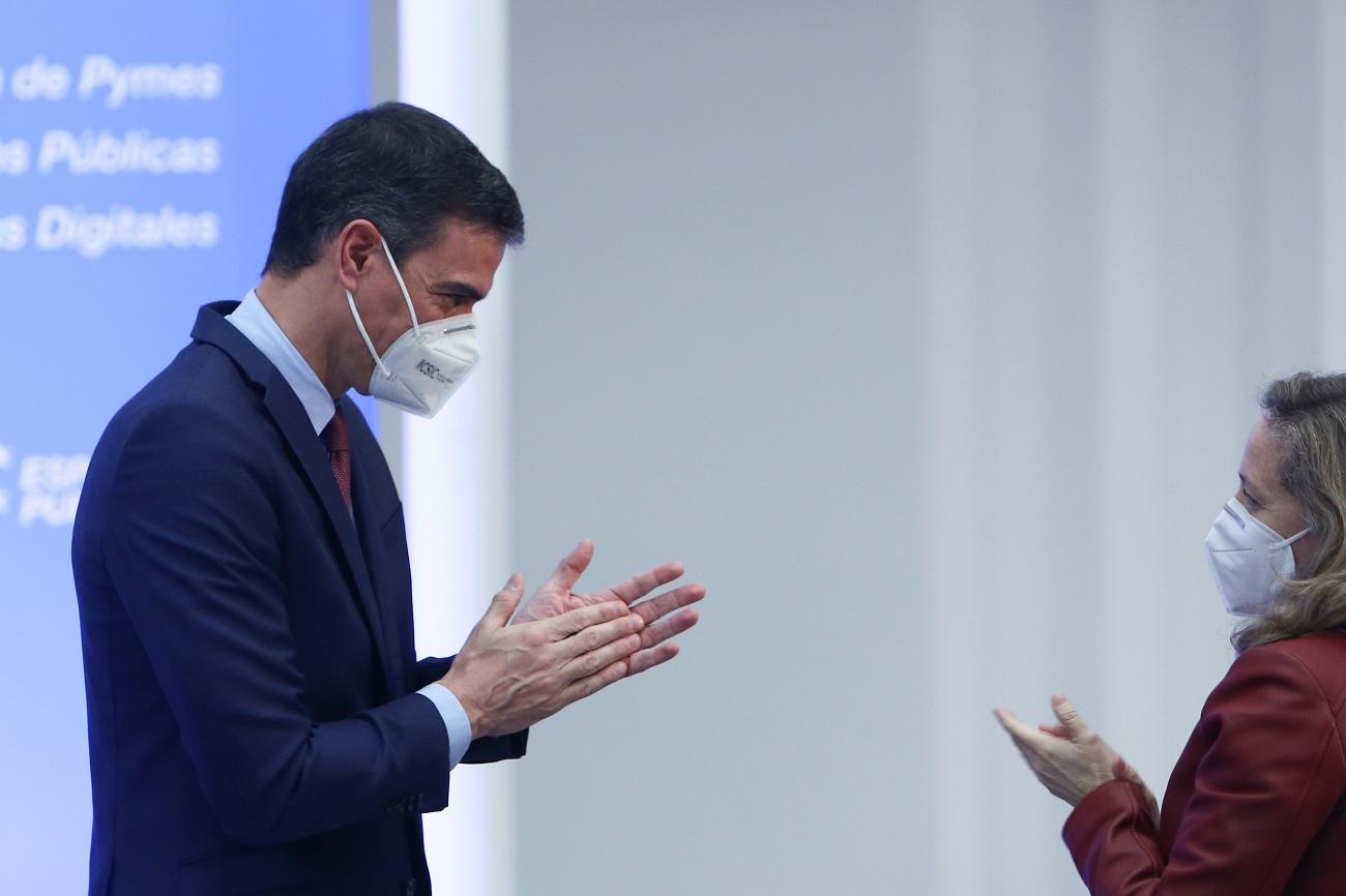El presidente del Gobierno, Pedro Sánchez, y la ministra de Economía, Nadia Calviño. Fuente: Europa Press.