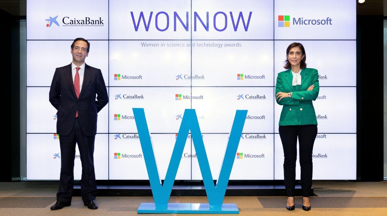 Gonzalo Gortázar, consejero delegado de CaixaBank, y Pilar López, presidenta de Microsoft España