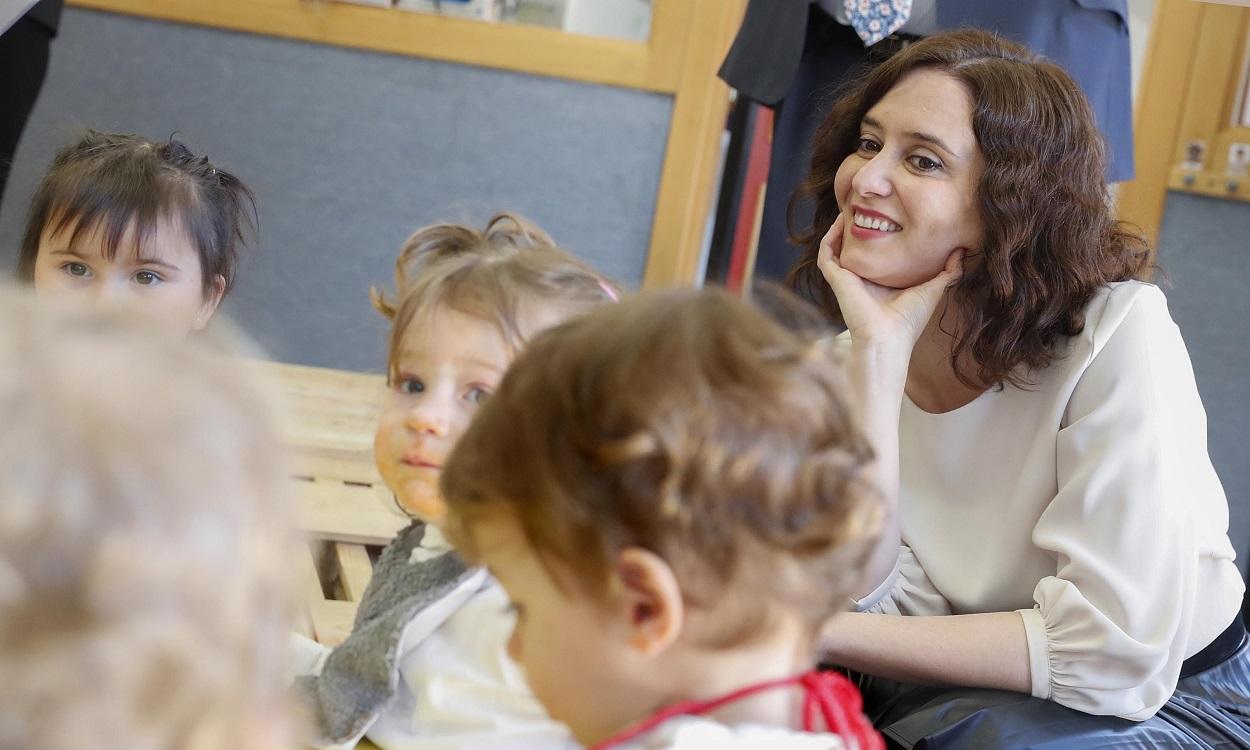 Fotografía de archivo de la presidenta de la Comunidad de Madrid, Isabel Díaz Ayuso, visitando la escuela infantil Sol Solito. EP