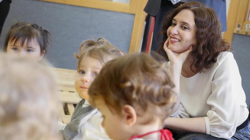 Fotografía de archivo de la presidenta de la Comunidad de Madrid, Isabel Díaz Ayuso, visitando la escuela infantil Sol Solito. EP