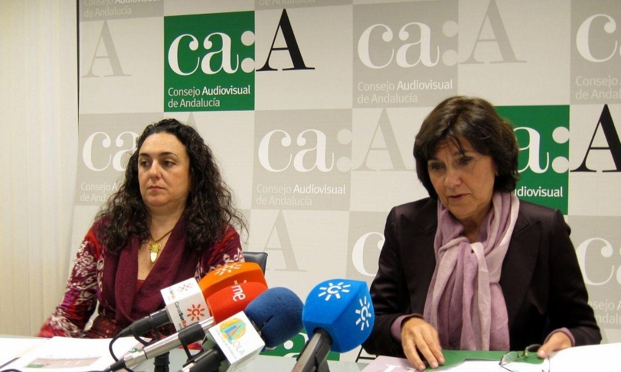 La expresidenta del Consejo Audiovisual de Andalucía (derecha), Emelina Fernández. 