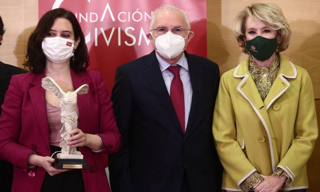 Isabel Díaz Ayuso junto a Esperanza aguirre y Julio Pomés, presidente de la fundación