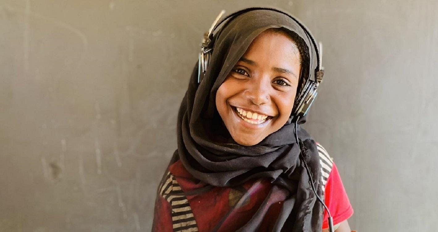 Una niña posa sonriente en un colegio de Sudán. UNICEF