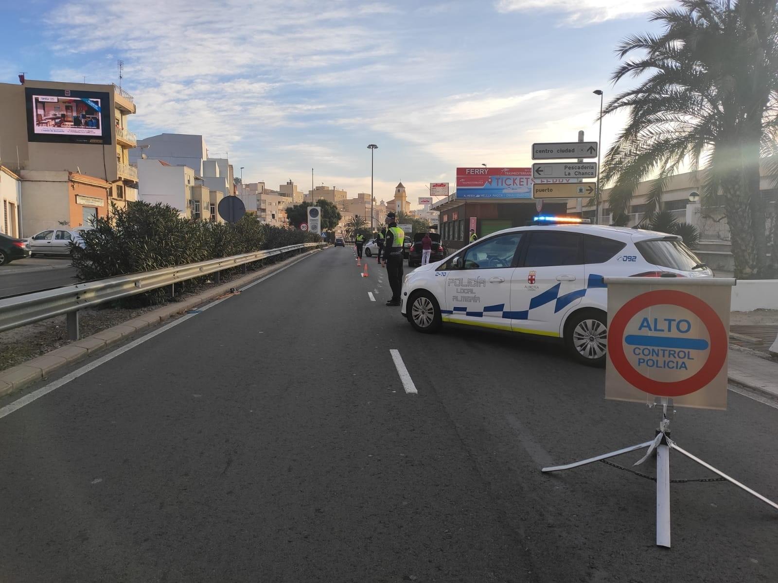 Imagen de recurso de un control policial en Almería. Fuente: Europa Press.