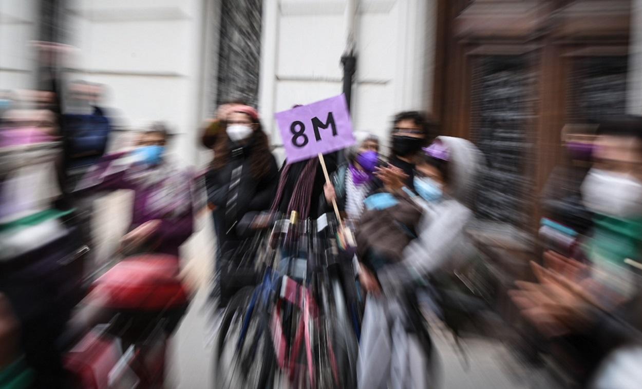 Un grupo de mujeres sostiene una pancarta durante una concentración feminista el 8 de marzo de 2021. EP