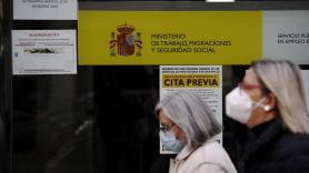 Dos mujeres pasan por la puerta de una oficina del SEPE. Europa Press