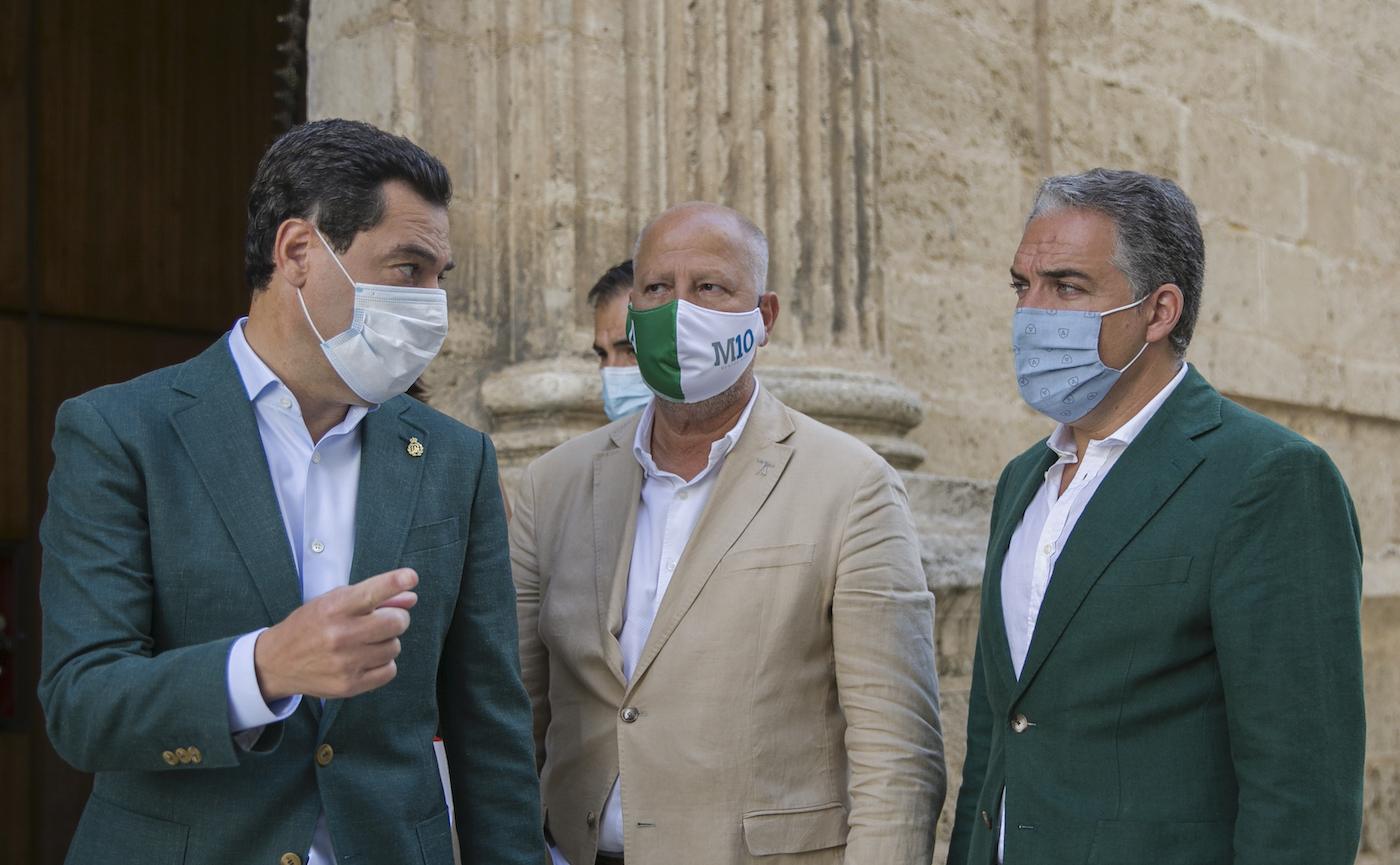 El preisdente de la Junta de Andalucía, Juanma Moreno (i), acompañado por consejero de Educación y Deporte, Javier Imbroda (c); y el consejero de Presidencia, Elías Bendodo (d). EP