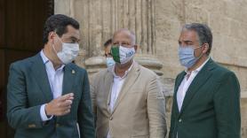 El preisdente de la Junta de Andalucía, Juanma Moreno (i), acompañado por consejero de Educación y Deporte, Javier Imbroda (c); y el consejero de Presidencia, Elías Bendodo (d). EP