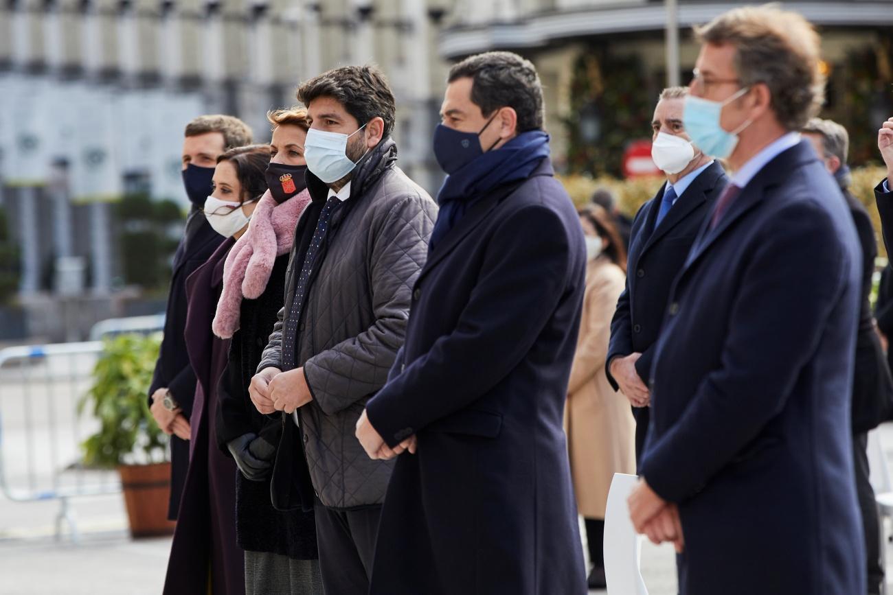 El presidente gallego junto a otros barones del PP, con Díaz Ayuso y Casado al fondo en una imagen del último Día de la Constitución (Foto: Europa Press).