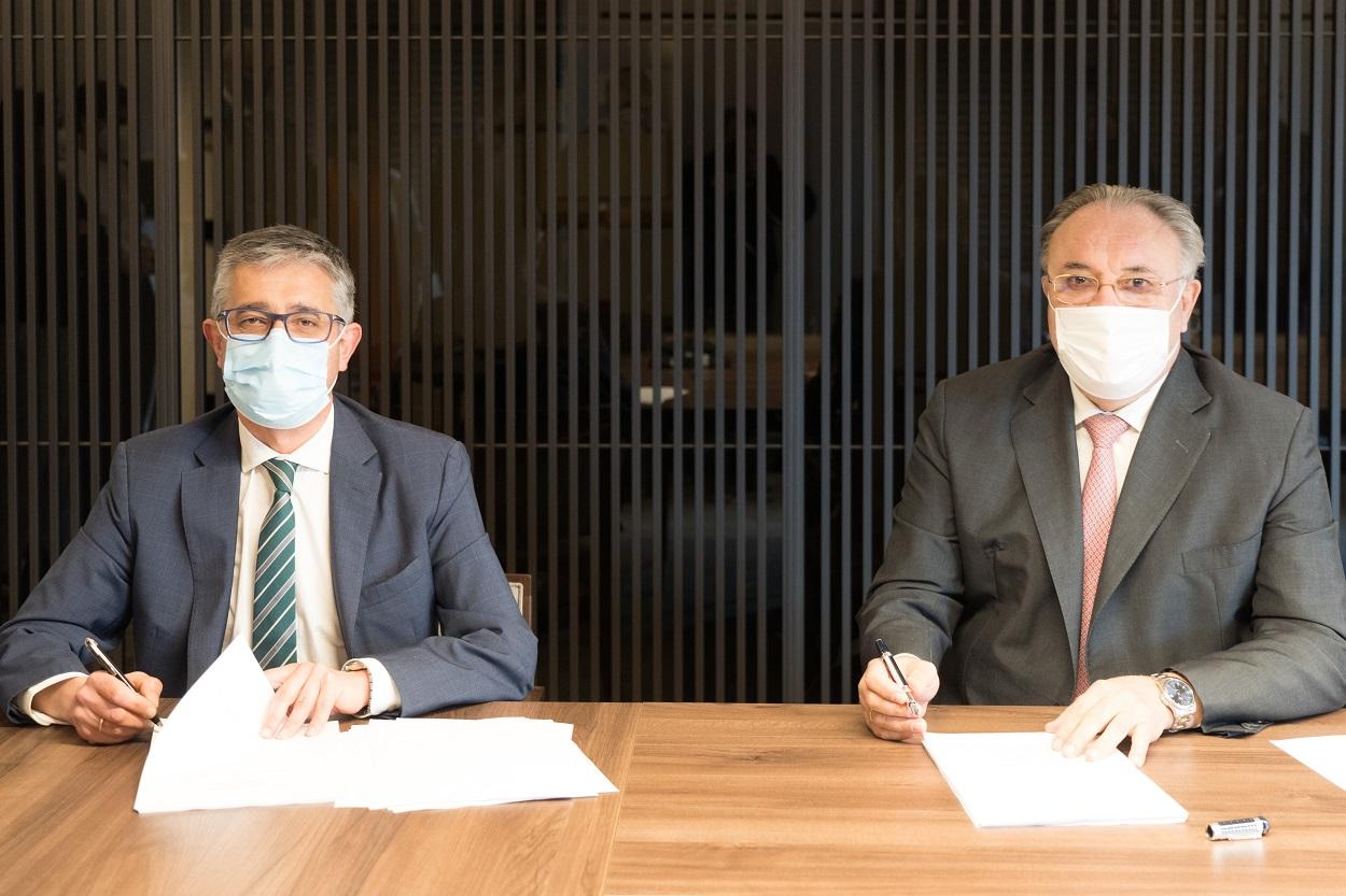 Firma del acuerdo en las oficinas de Sidenor en Bilbao entre José Antonio Jainaga, presidente de Sidenor; y Nemesio Rodríguez, director Territorial Norte y Portugal de Naturgy