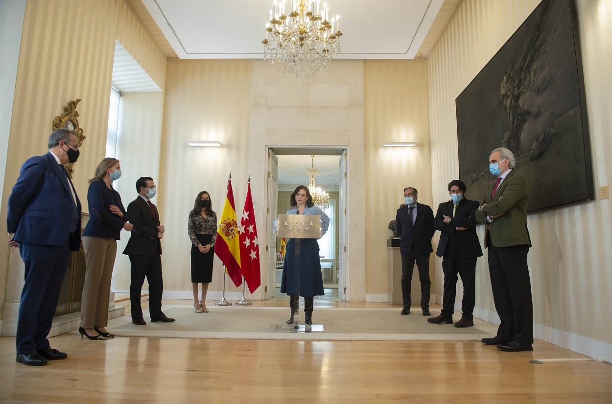 La presidenta de la Comunidad de Madrid, Isabel Díaz Ayuso, acompañada de sus consejeros