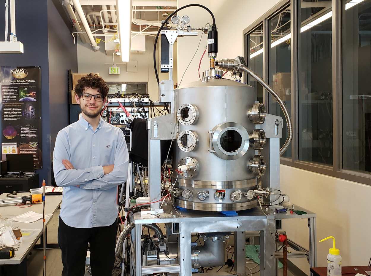 Álvaro Romero Calvo junto a la cámara de vacío de su laboratorio. © Joshua Nelson