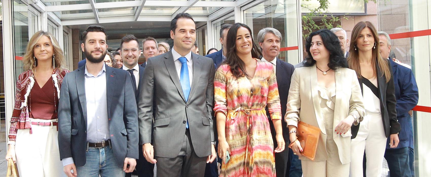 Archivo / (I-D) En la primera fila, la diputada de Ciudadanos Aracelli Gómez García; el portavoz adjunto de la agrupación naranja, César Zafra; el portavoz, Ignacio Aguado; la vicealcaldesa de Madrid, Begoña Villacís; y la diputada Carlota Santiago Camach