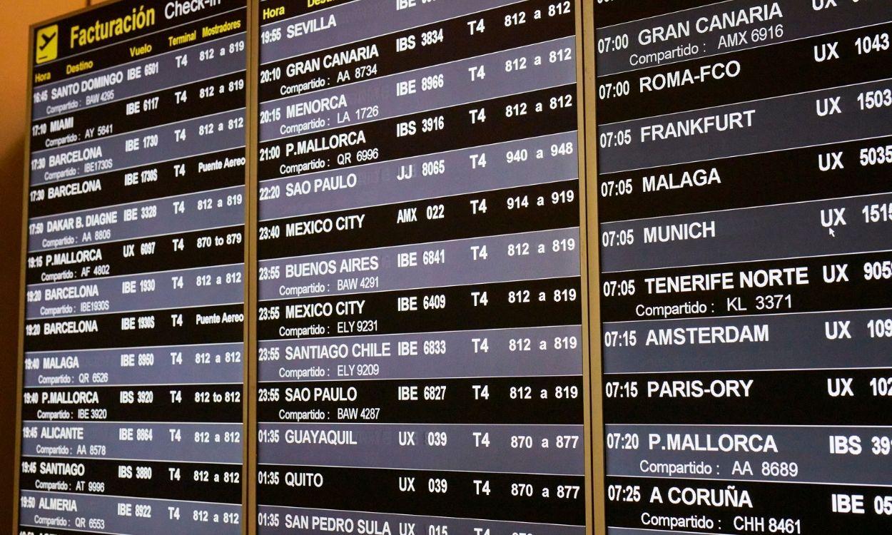 Un panel de información de vuelos. EP