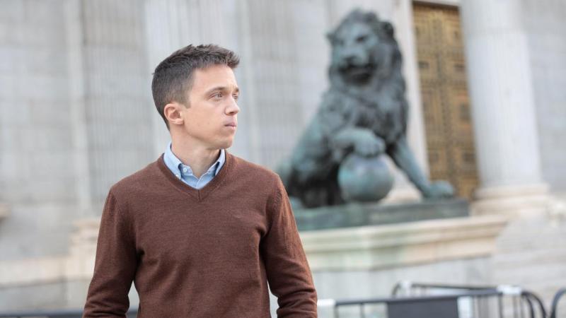 Íñigo Errejón, frente a los leones del Congreso de los Diputados. Fernando Coto Marín