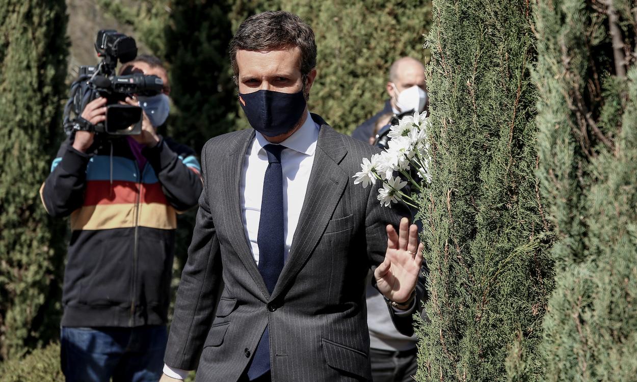 El presidente del PP, Pablo Casado, participa en una ofrenda durante el acto de la Asociación de Víctimas del Terrorismo por el ‘Día Europeo de las Víctimas del Terrorismo’