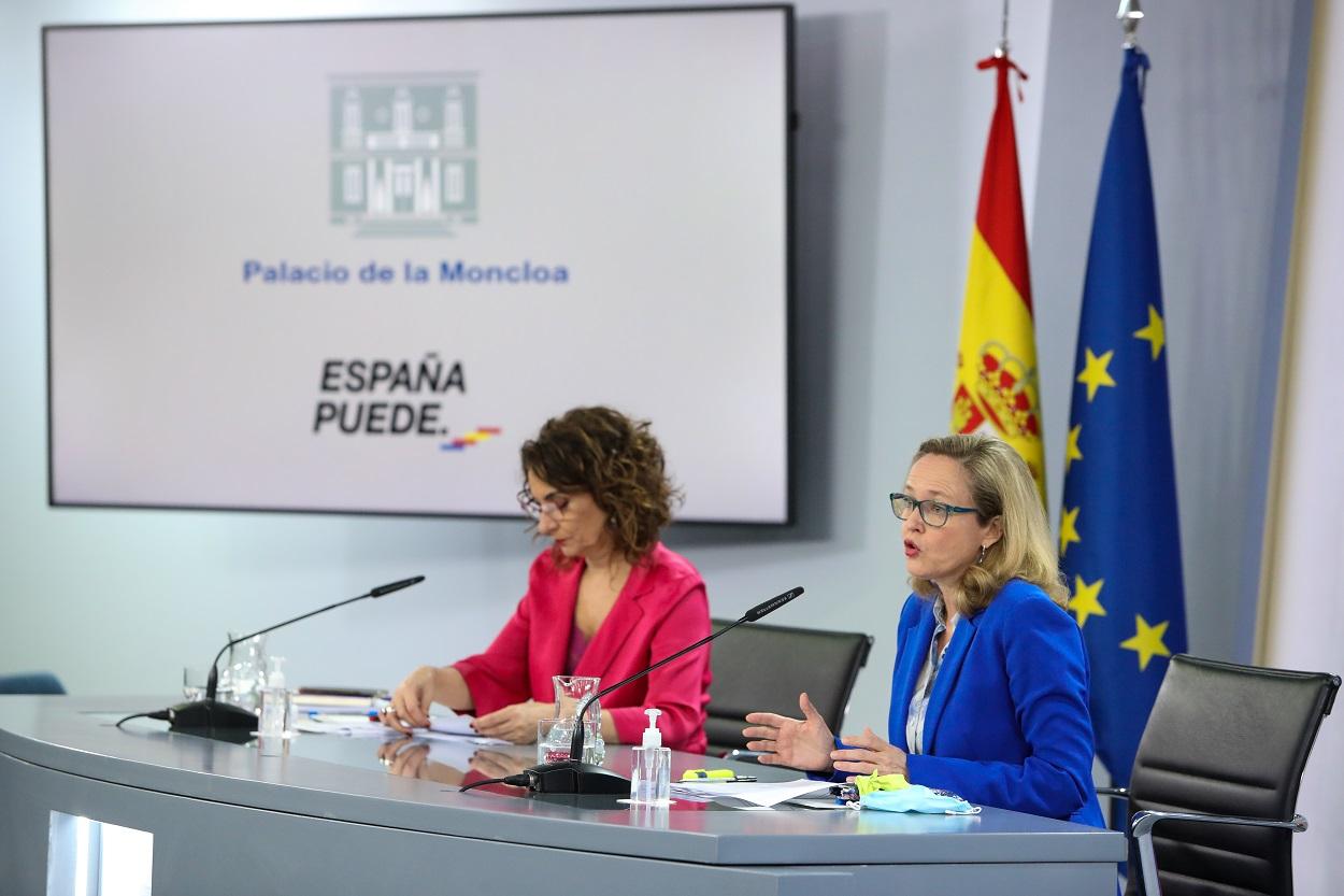 La ministra portavoz, María Jesús Montero, y la vicepresidenta económica, Nadia Calviño, en la rueda de prensa posterior al Consejo de Ministros. Europa Press