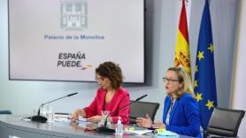 La ministra portavoz, María Jesús Montero, y la vicepresidenta económica, Nadia Calviño, en la rueda de prensa posterior al Consejo de Ministros. Europa Press
